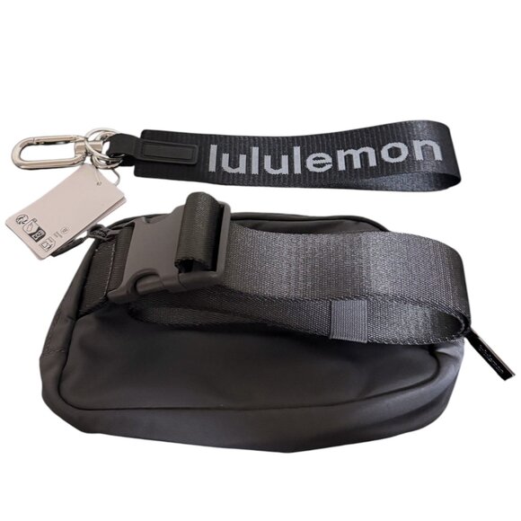 Lululemon Everywhere Belt Bag 1L & Never Lost Keychain Bundle - Picture 5 of 7